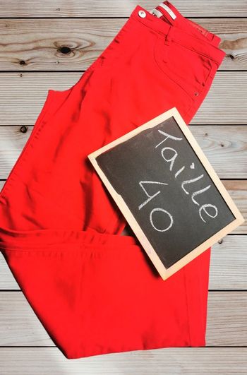Jeans rouge neuf