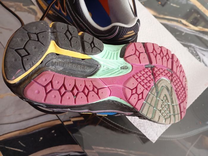 Baskets New Balance néon light en très bon état - photo numéro 2