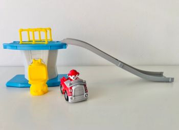 Toboggan et Marcus avec son véhicule