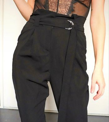 pantalon droit taille haute ajusté de la marque Missguided, en noir.