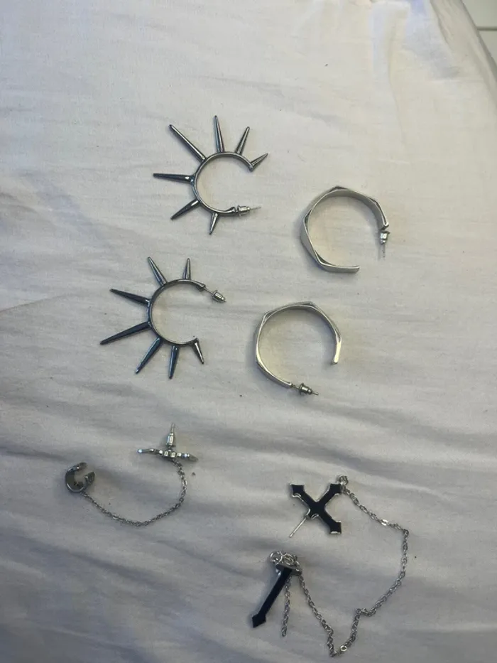 🔹 Lot de boucles d’oreilles argentées style rock 🔹