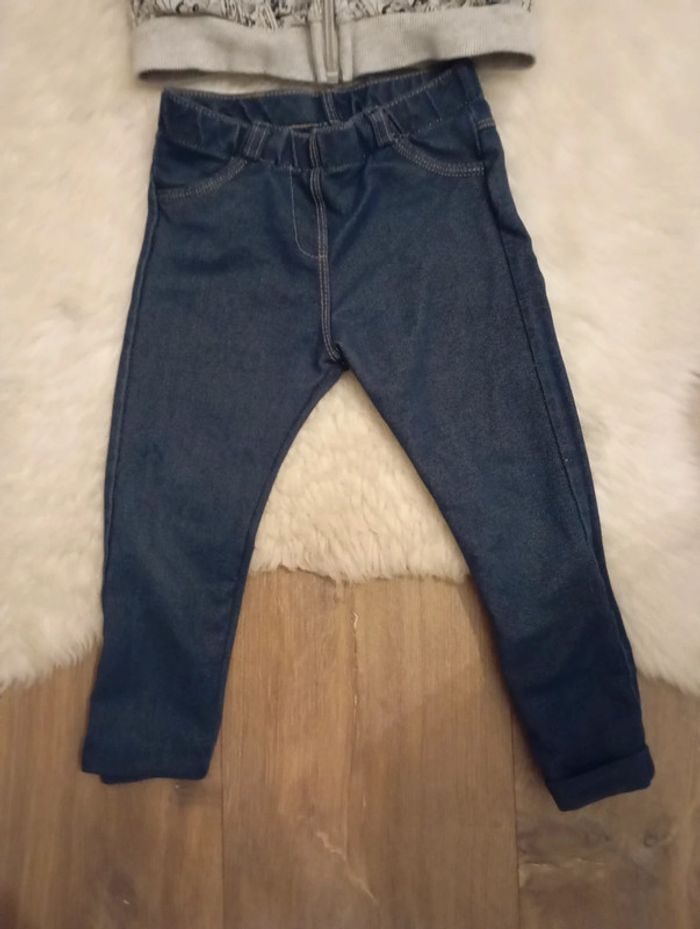 Lot bébé fille sweat Disneyland Minnie + jean Kiabi 36 mois - photo numéro 3