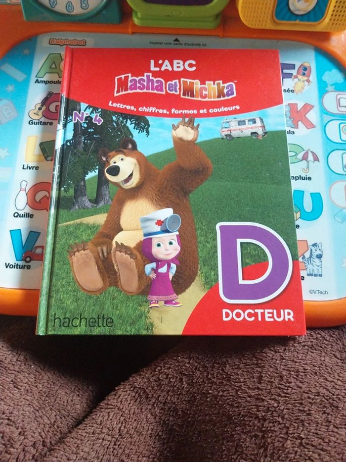 L'ABC Masha et michka lettre D