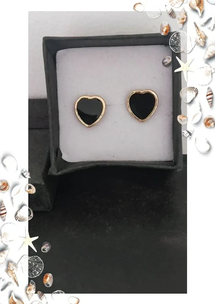 Boucles d oreilles dorées avec coeur noir