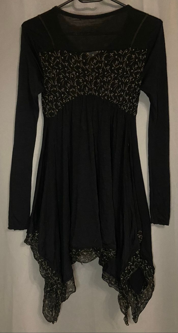 Haut long asymétrique noir et fleurs blanches - photo numéro 3