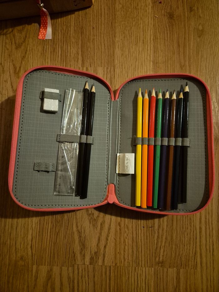 Trousse pour écrire et dessiner NEUF - photo numéro 3