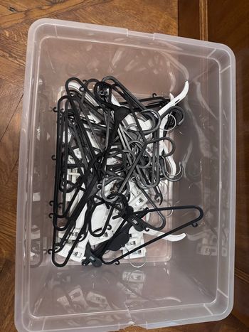 Lot de 49 cintres enfants 