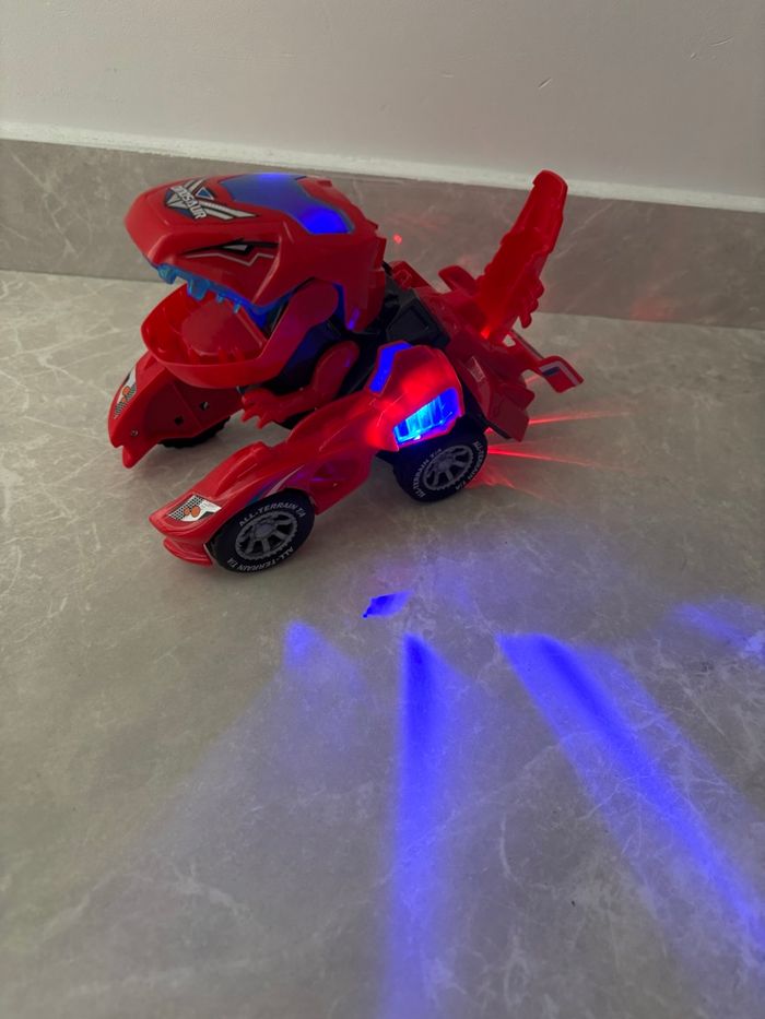 Jouet dinosaure /voiture qui se transforme avec sons et lumière avance seule rouge - photo numéro 4