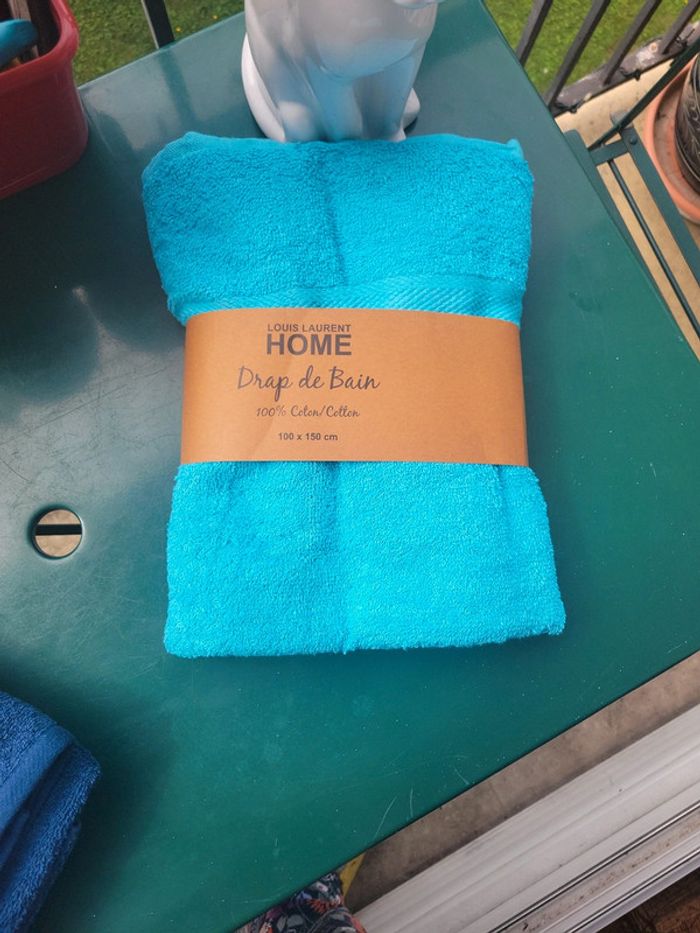 Serviette de bain turquoise. Neuve. Soldée - photo numéro 3