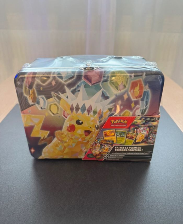 Pokémon coffret coffre aux trésors Valisette Pikachu Téracristal Neuf Français