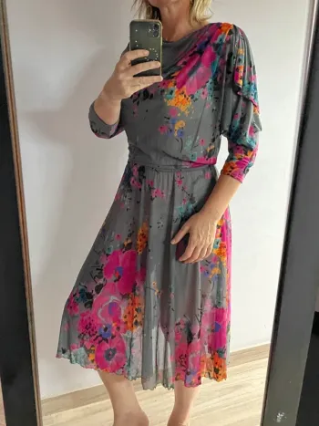 Jolie robe grise et fleurie 42