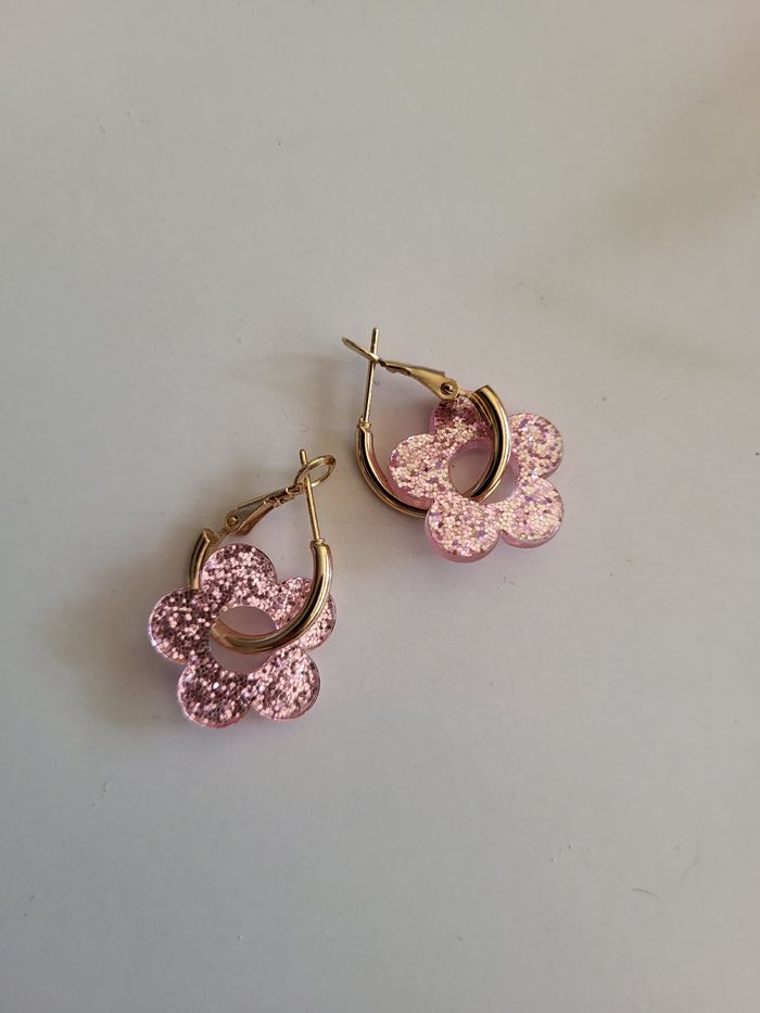Boucles d'oreilles fleurs roses pailettées
