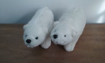 2 peluches oursons blancs