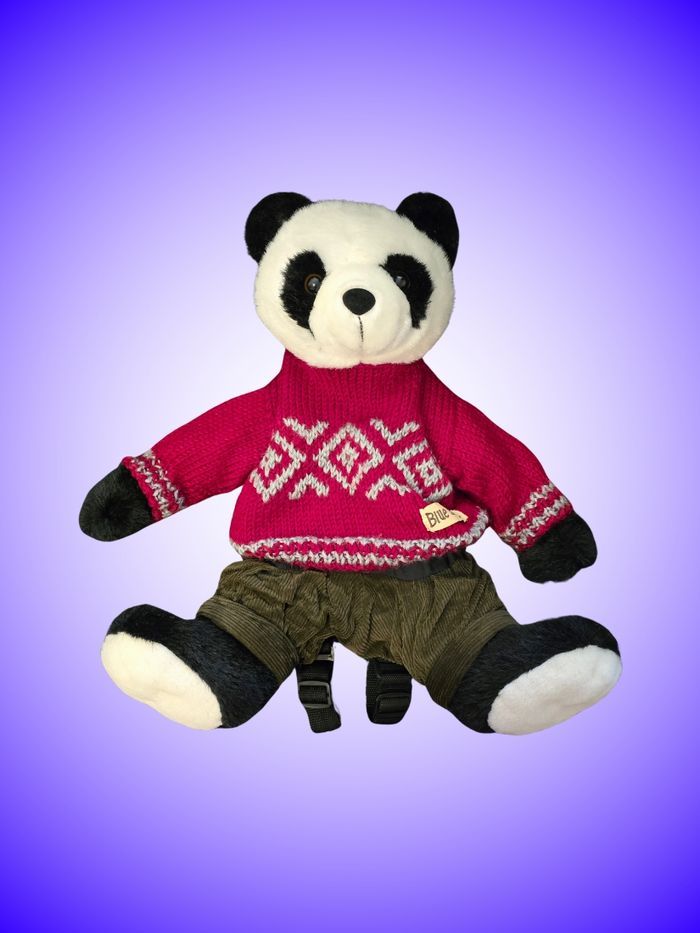 Sac à Dos Peluche Panda Blue Spirit – Pull Tricot Rouge – Pantalon Kaki – 43 cm × 31 cm – Neuf, Sans Étiquette