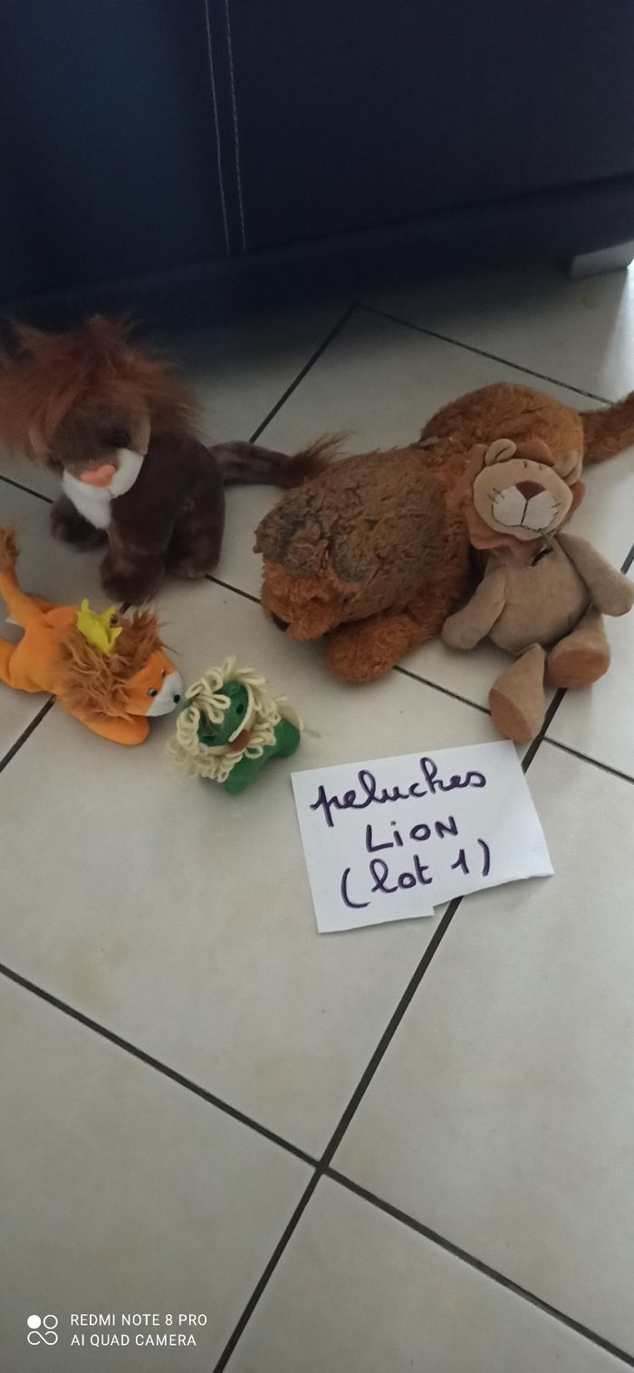 Lot de peluches lion