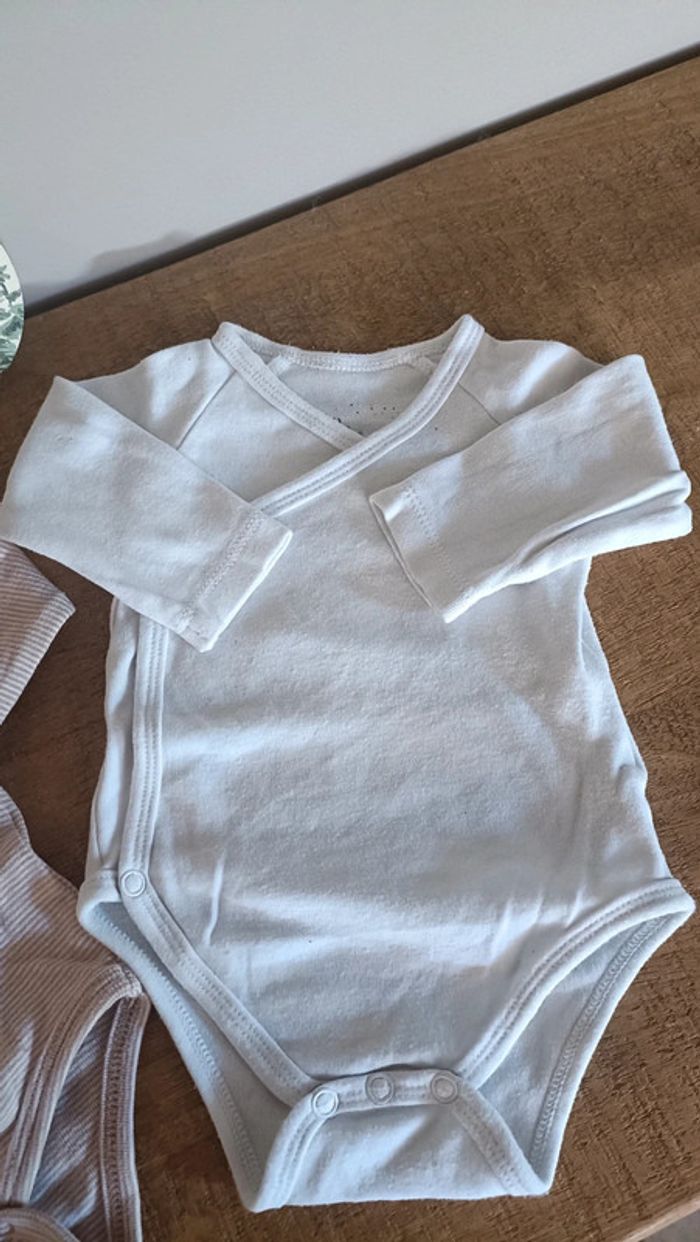 Lot 2 bodys beige et blanc - photo numéro 3