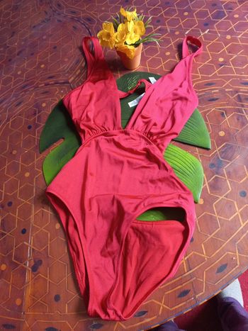 Très joli maillot rouge dos et poitrine décolletés 38