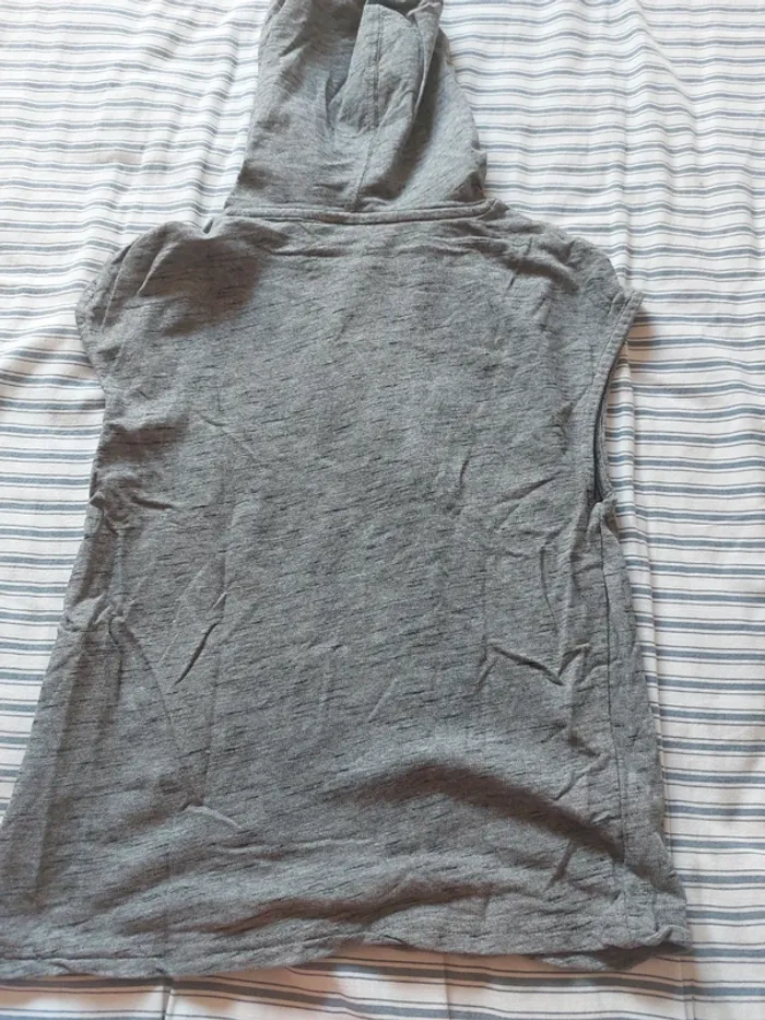 Tee-shirt sans manche avec capuche - photo numéro 3