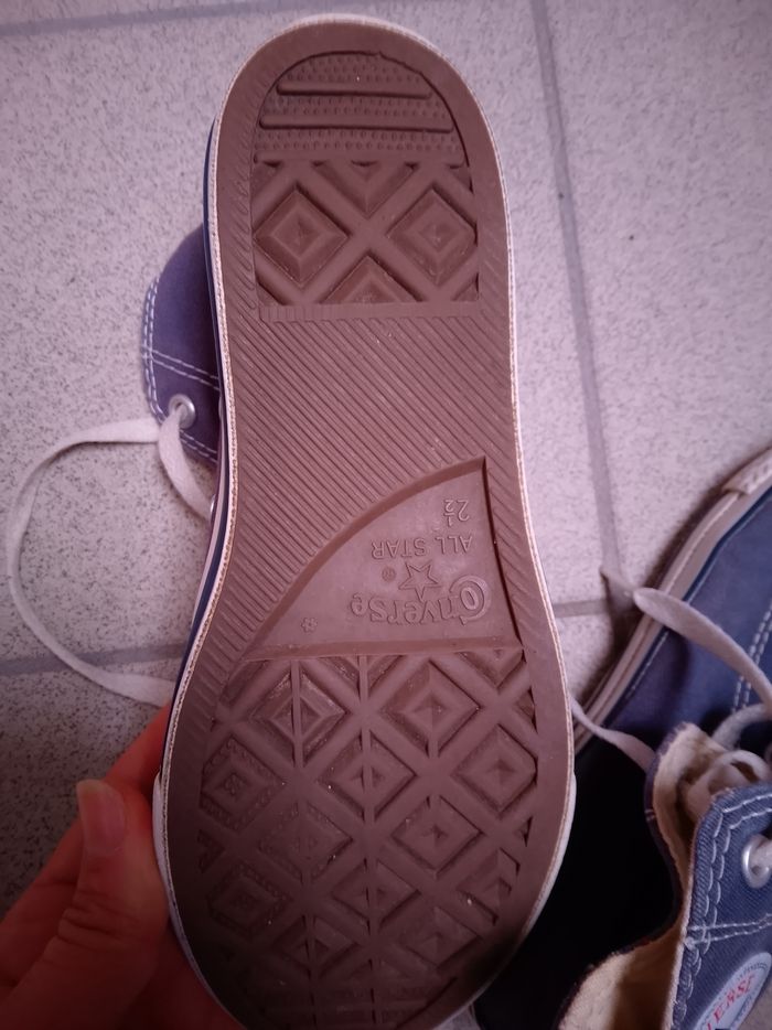 Paire de baskets Converse violette pointure 34 en très bon état. - photo numéro 4