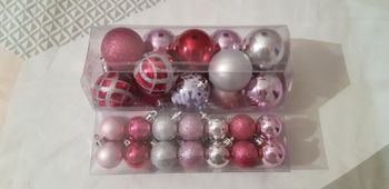Boules de Noël roses et argent neuves