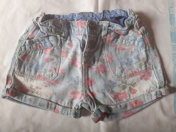 Short bleu clair à fleurs rose