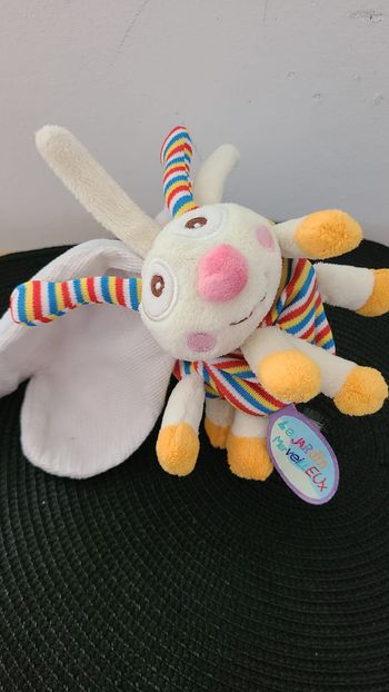 Doudou et compagnie Taille : environ 24 cm Doudou papillon Chenille qui se transforme en papillon.