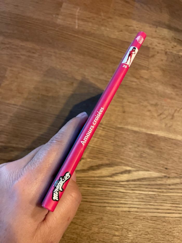 Livre La bibliothèque Rose Miraculous Amour croisées Numéro 39 - photo numéro 2
