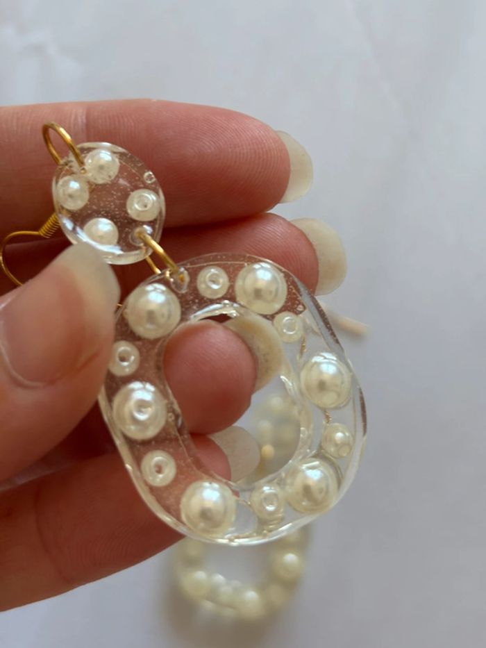 Boucles d’oreilles fait main pendante semi longue à perle résine epoxy acier inoxydable - photo numéro 3