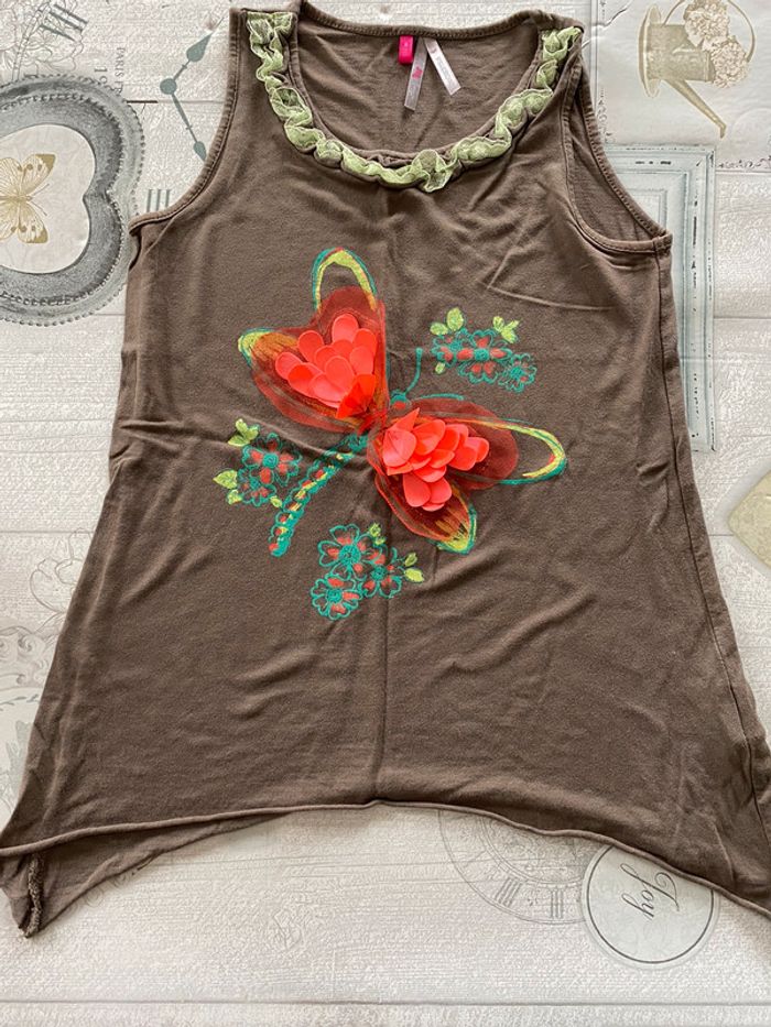 T-shirt manches courtes papillon relief