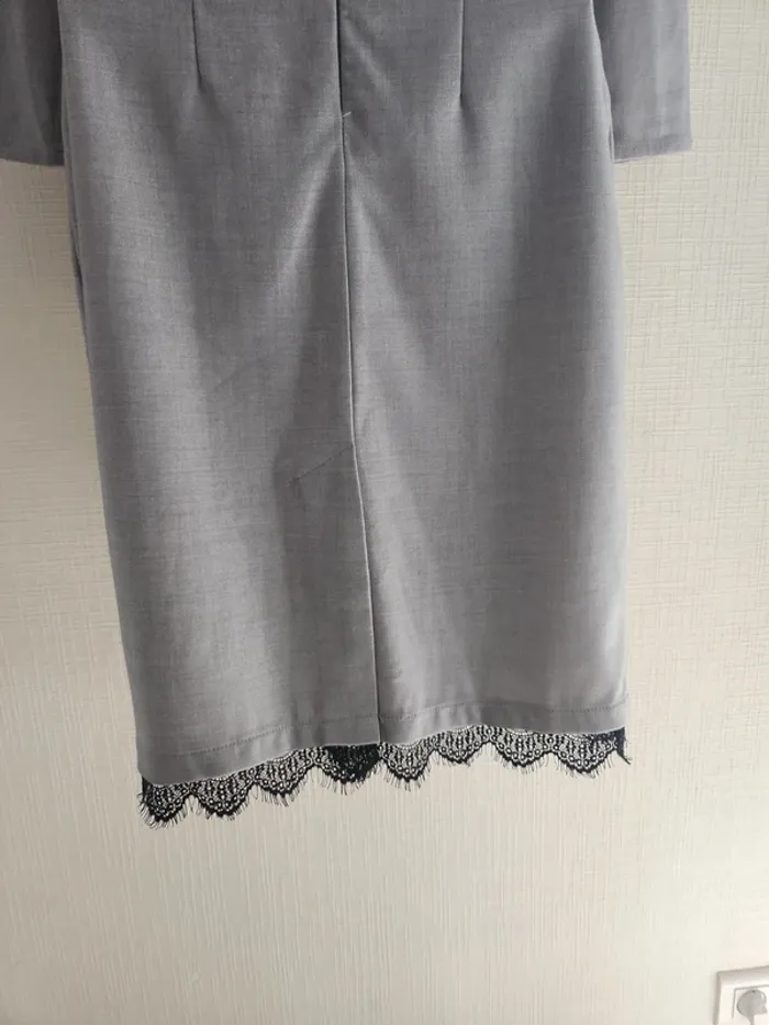 Jolie robe grise ajustée dentelle noire en bas Mohito 34 - photo numéro 9