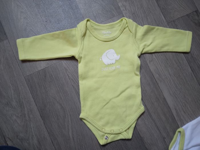 lot bodies 3 mois - photo numéro 8