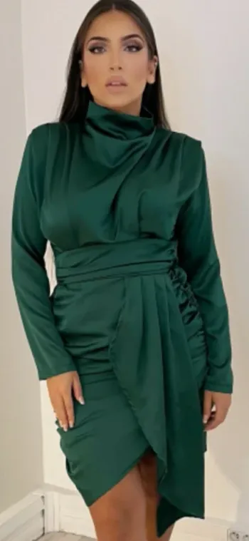 Robe en satin vert drapée