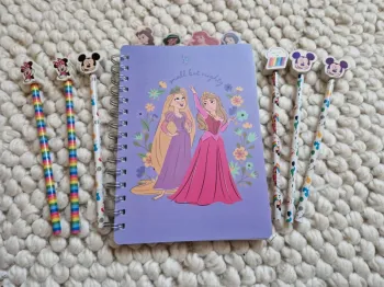 Lot 6 crayons à papier et Carnet Disney neufs