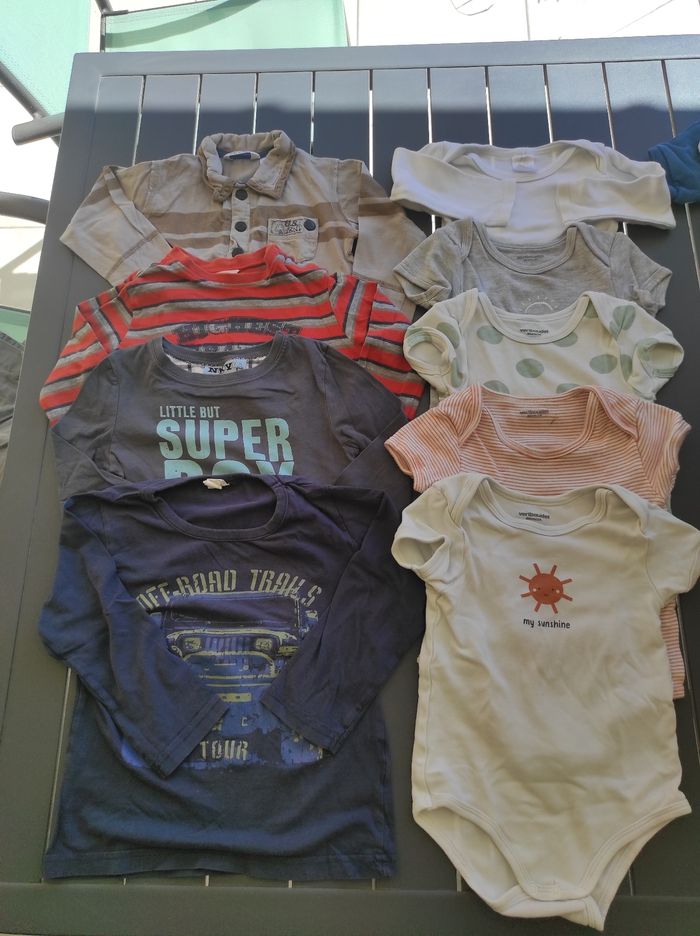 Lot bodies et tee-shirt taille 24 mois