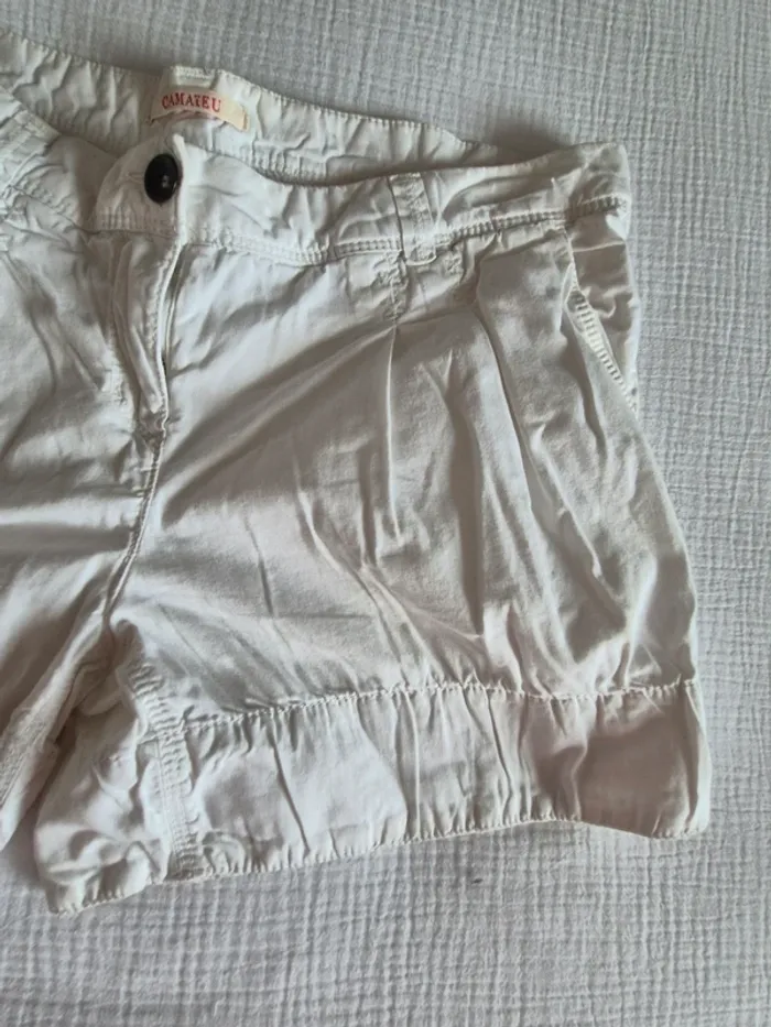 Short blanc Camaïeu bouton noir taille 40 - photo numéro 4