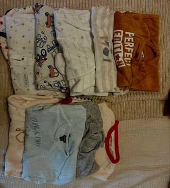 10 pyjama et 15 bodys 