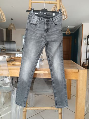 Jean skinny. 11 ou 12 ans.