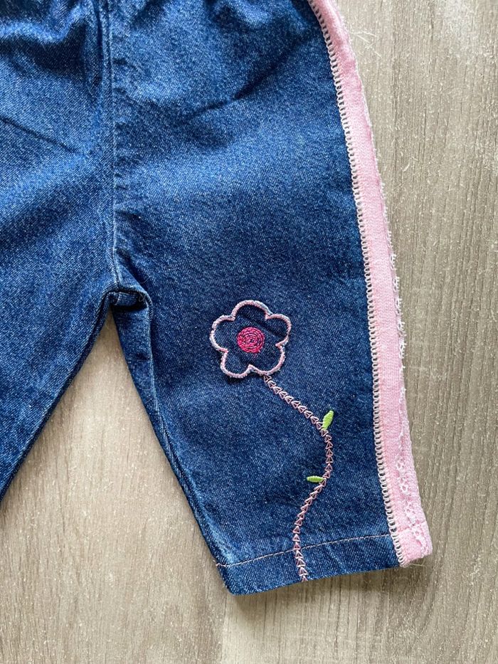 Pantalon en jean fleur brodée bébé fille taille 3 mois - photo numéro 3