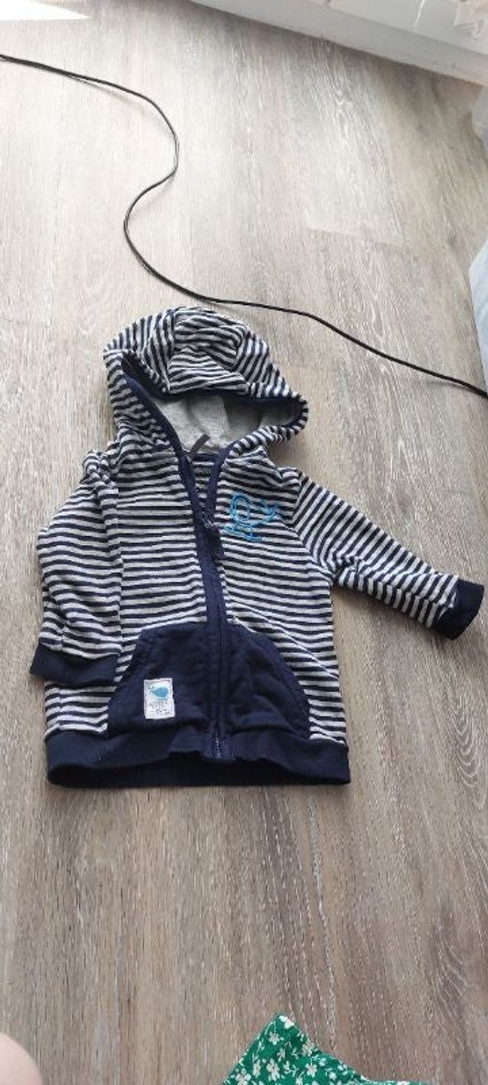 Gilet ou sweat zippé en 6 mois