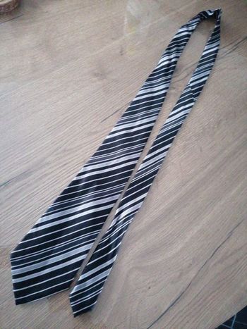 Cravate noire et grise à rayures