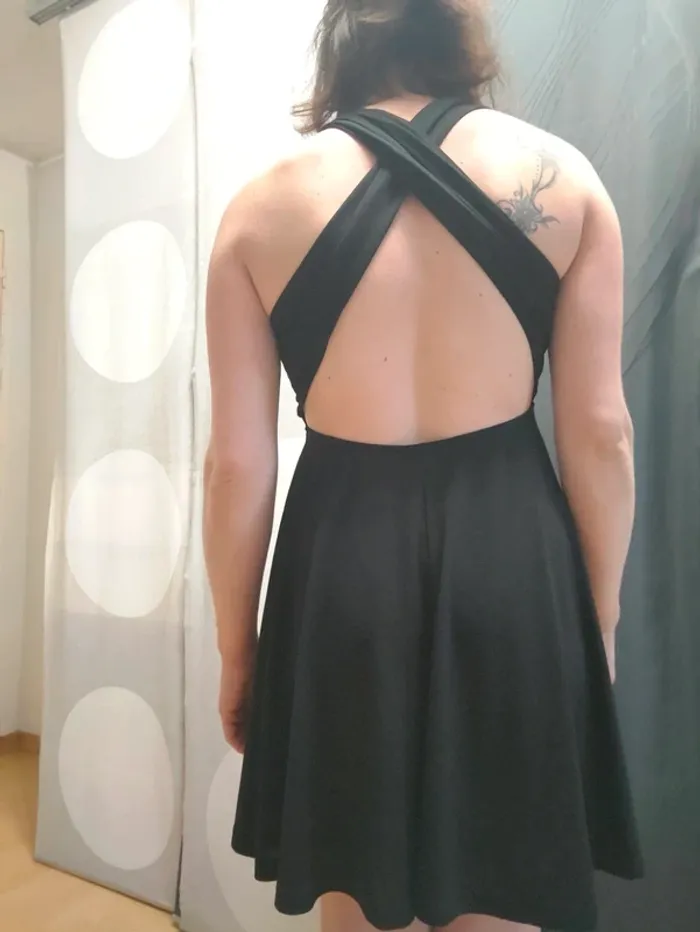 Robe noire dos nu - photo numéro 2