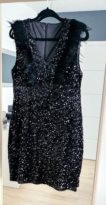 Robe sans manches velours doublée sequins et plumes noire taille XL Mango