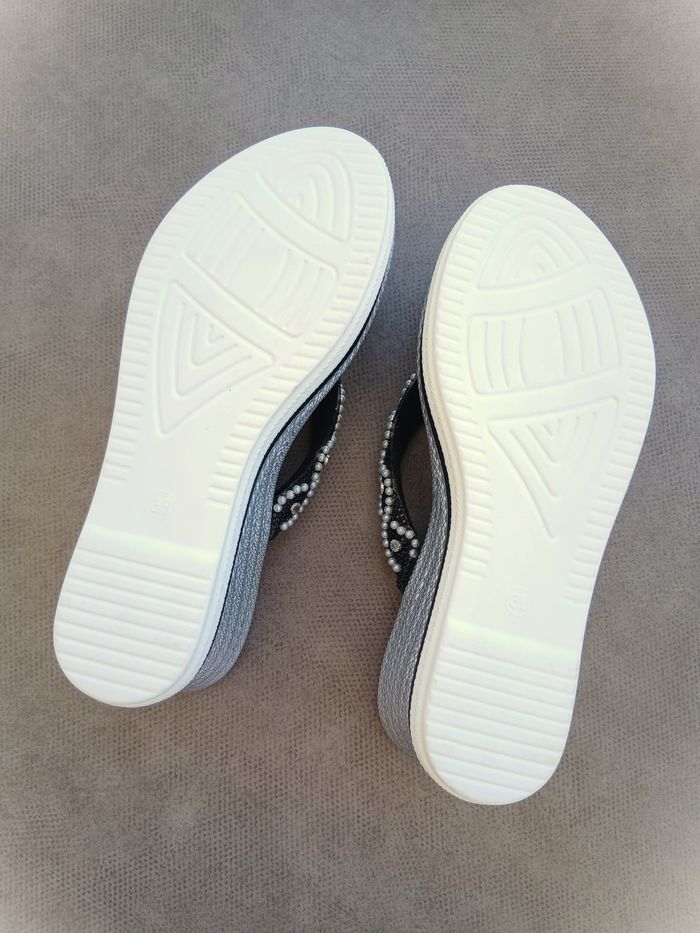 Sandales / Tongs à talon compensé et plateforme, neuves - photo numéro 10