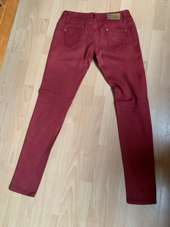 Pantalon bordeaux, taille 40 plutôt Skinny, jambes serrées - photo numéro 2