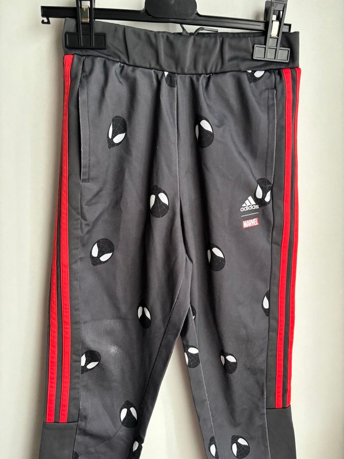 Pantalon jogging adidas Marvel miles morales spider man noir taille 6 ans g - photo numéro 2