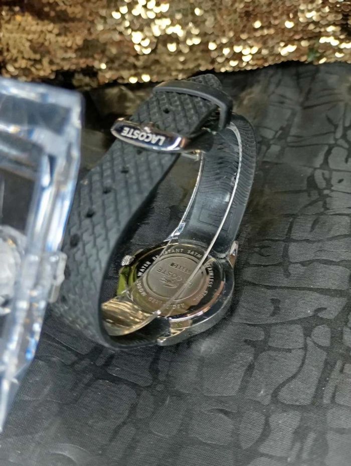 Montre Lacoste noire et argentée. - photo numéro 2