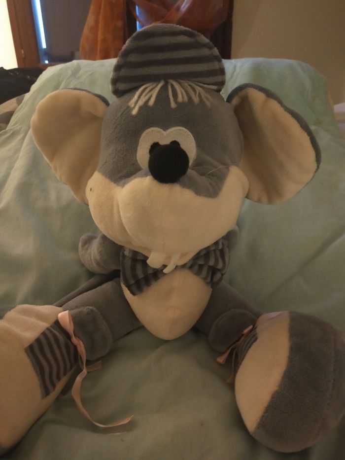 peluche souris gris