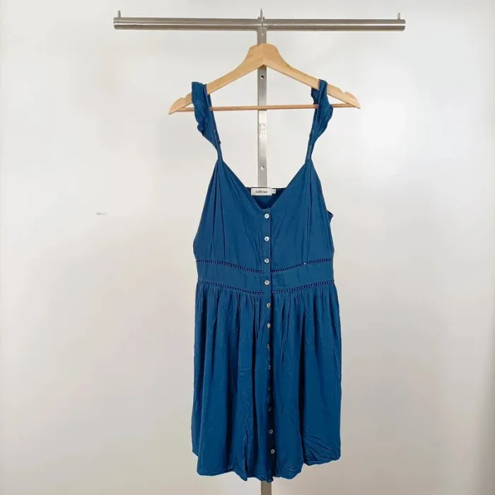 Robe bleu pétrole Adilynn à bretelles – taille L, boutonnée et à empiècements ajourés A1071