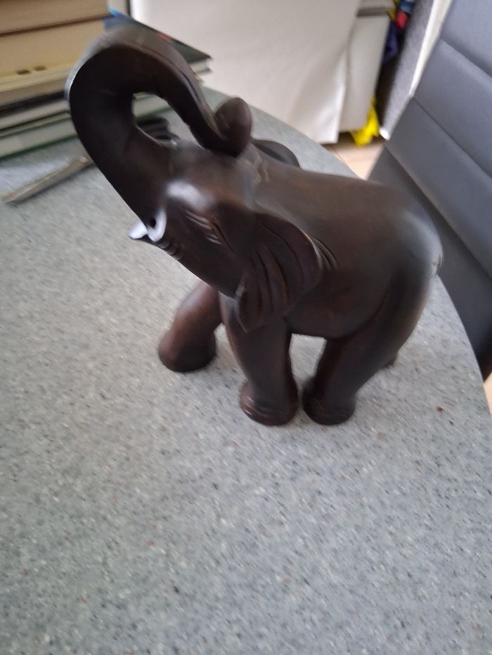 Éléphant africain enbois marron