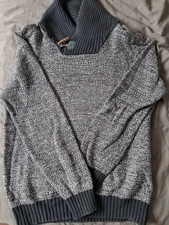 Pull coll V bouton bois